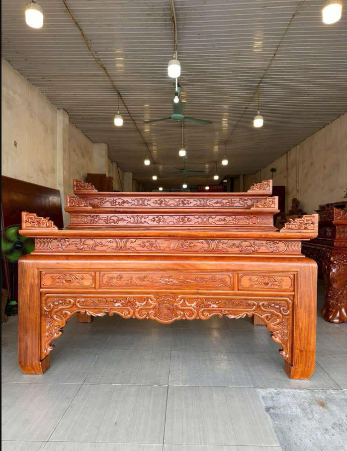 Nghệ thuật chạm khắc Bàn thờ Tam Cấp và tích hợp tiện ích